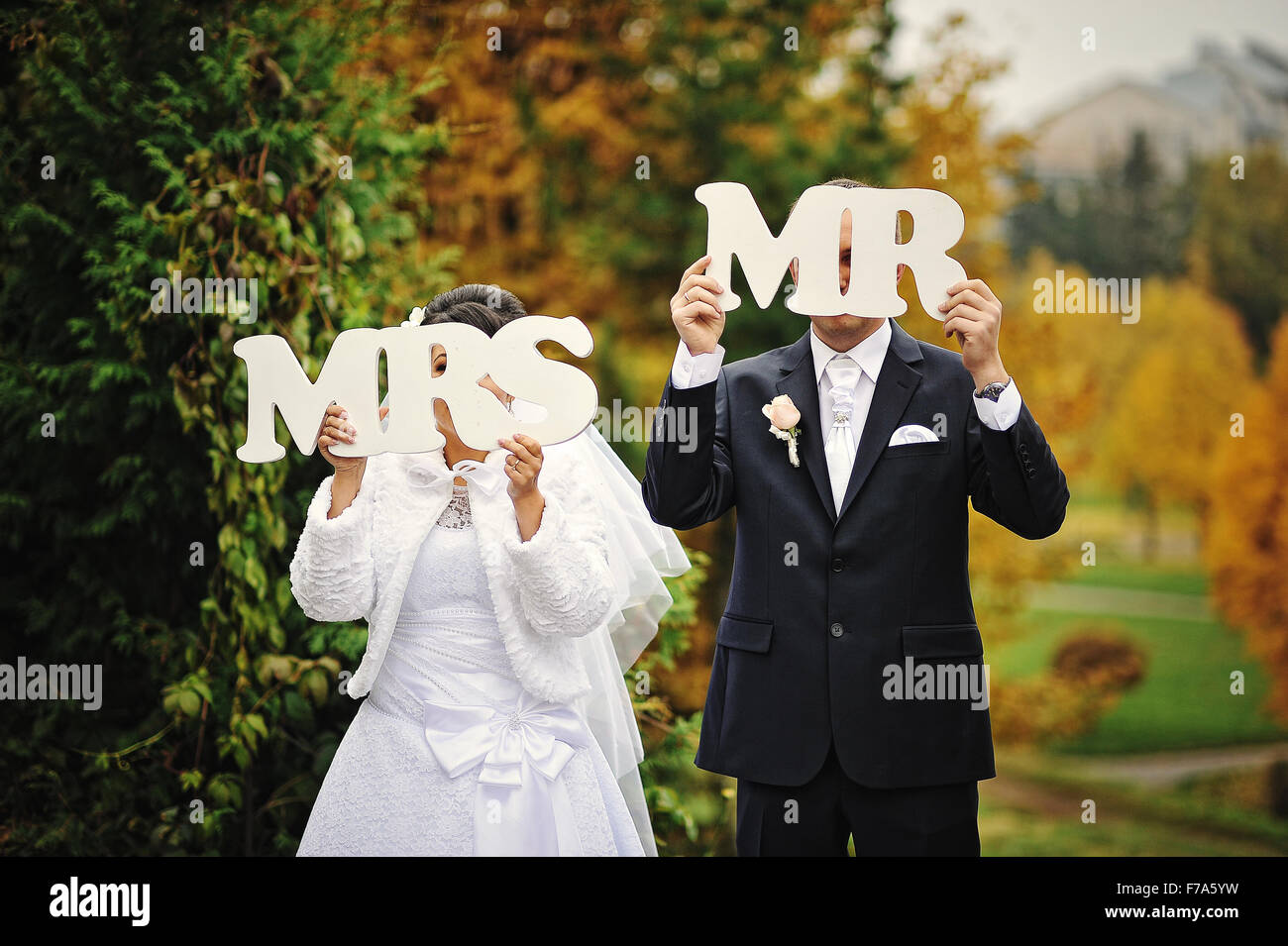 Mrs. Photo Happy wedding couple in autumn day with sign mrs & mr Stock Photo - Alamy