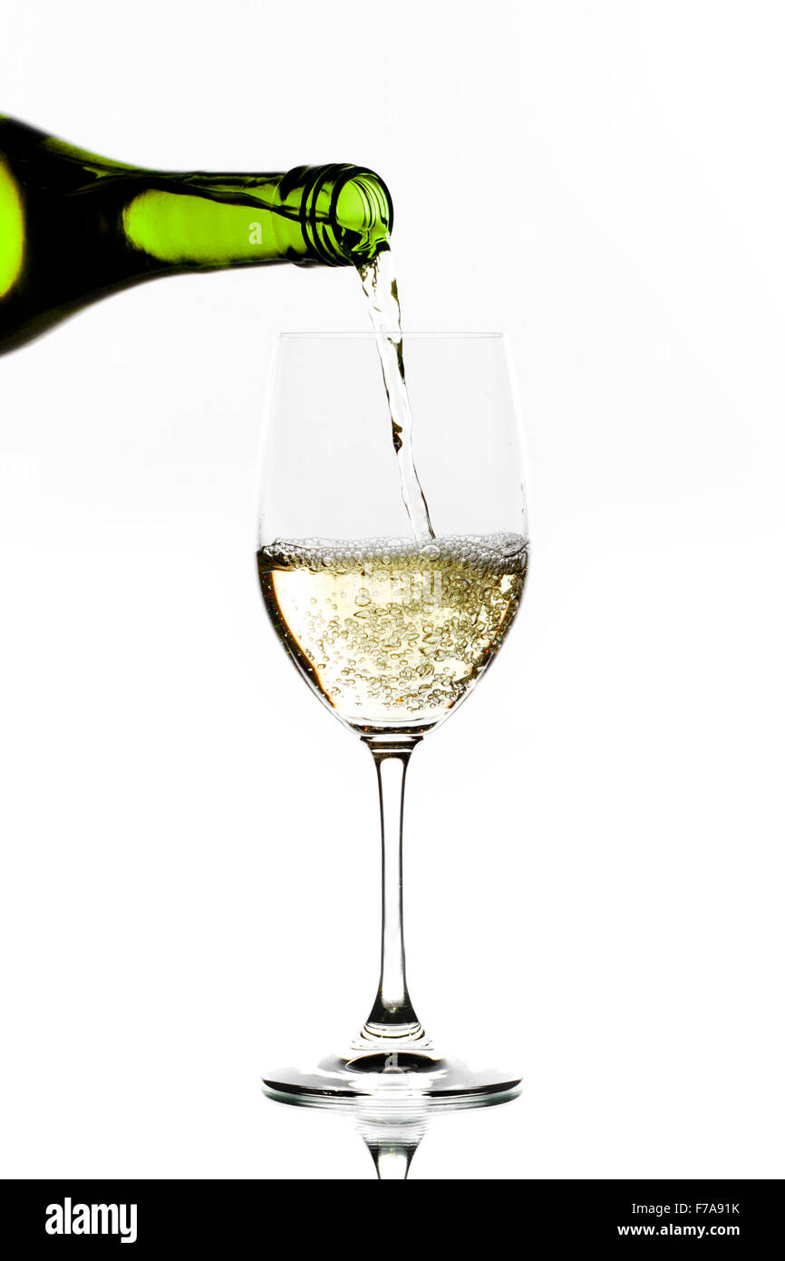 https://c8.alamy.com/comp/F7A91K/white-wine-pouring-into-glass-isolated-on-white-background-F7A91K.jpg