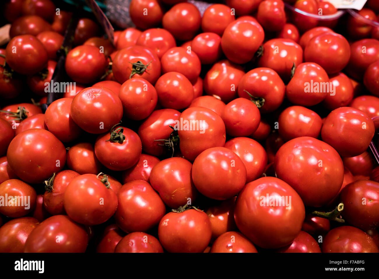 A pile of tomatoes on a veg stall Stock Photo - Alamy