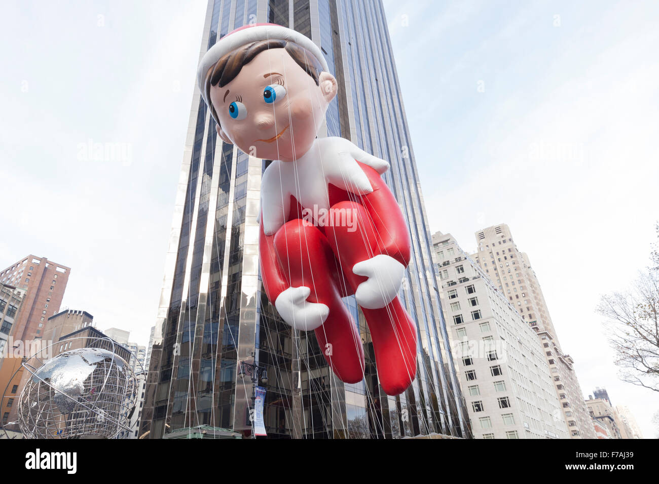 new-york-ny-usa-november-26-2015-giant-elf-on-the-shelf-balloon