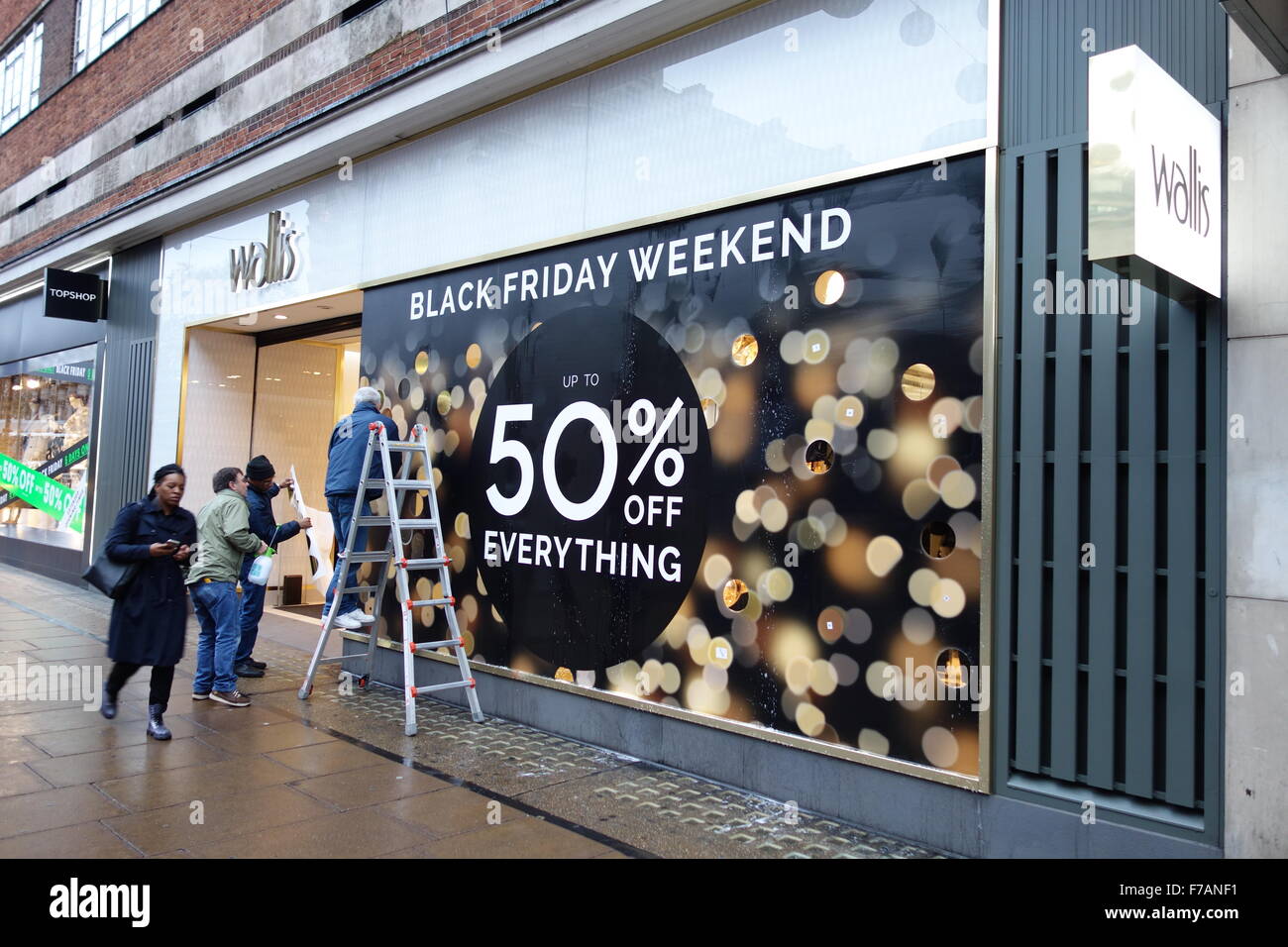 London, UK. 27th November, 2015. Installing Black Friday graphics on Oxford Street Credit:  CAMimage/Alamy Live News Stock Photo