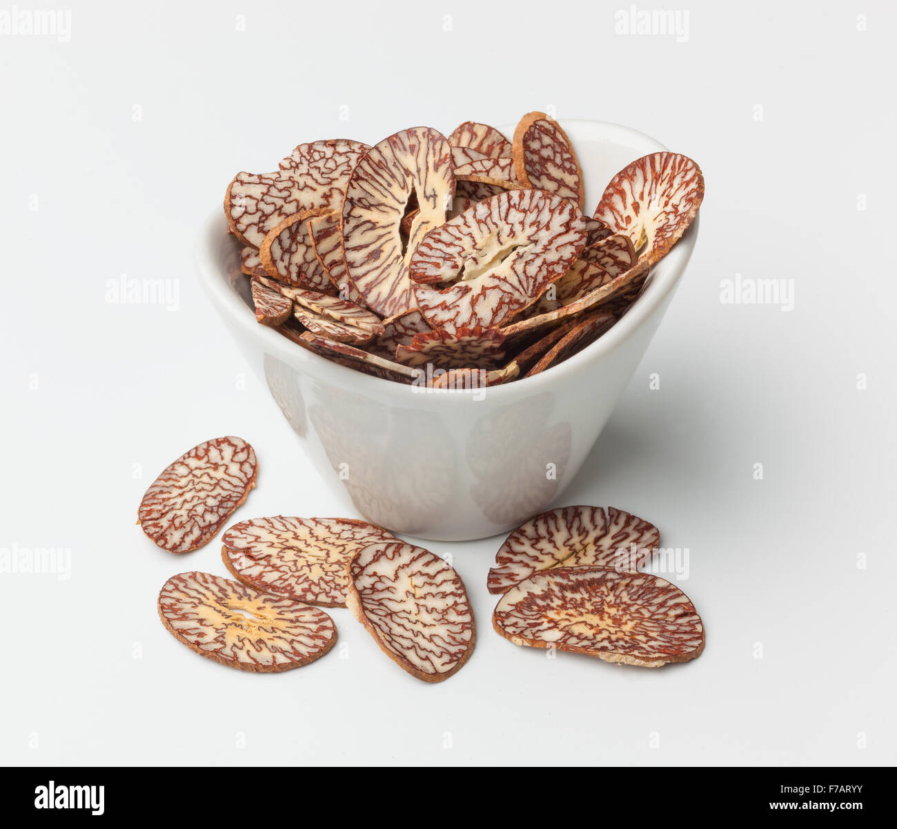 https://c8.alamy.com/comp/F7ARYY/betel-nut-chips-in-a-bowl-isolated-on-white-F7ARYY.jpg