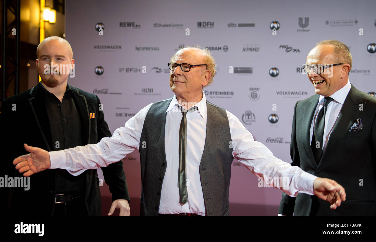 Duesseldorf, Germany. 27th Nov, 2015. Musician Art Garfunkel (c), his son James Garfunkel (l) and Stefan Schulze-Hausmann, initiator of the Deutscher Nachhaltigkeitspreis pictured on the red carpet before the Deutscher Nachhaltigkeitspreis (German Sustainable Development Awards) at the MARITIM Hotel in Duesseldorf, Germany, 27 November 2015. Around 1200 people from the fields of business, politics, local authorities and research attended the award ceremony. PHOTO: MONIKA SKOLIMOWSKA/DPA/Alamy Live News Stock Photo