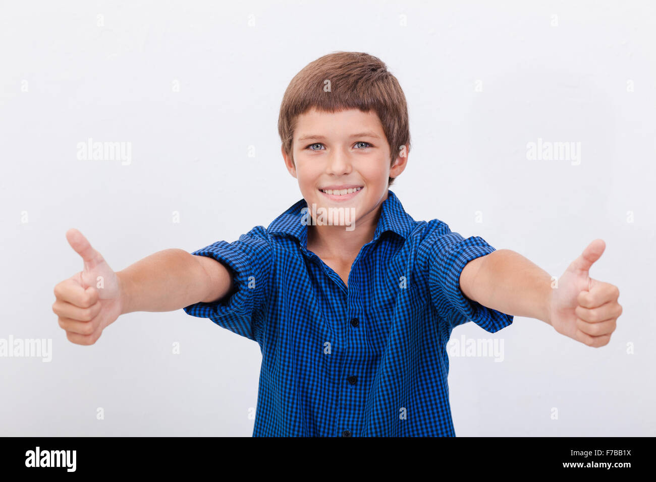 Мальчик пальчик бел. Мальчик палец вверх. Довольный мальчик. Счастливый мальчик. Мальчик с большим пальцем