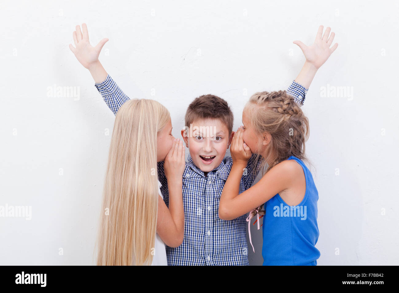 девушка пожимает плечами. включи девочка рассказывает. включи девочка рассказывает. девочка рассказывает секрет. включи девочка рассказывает.