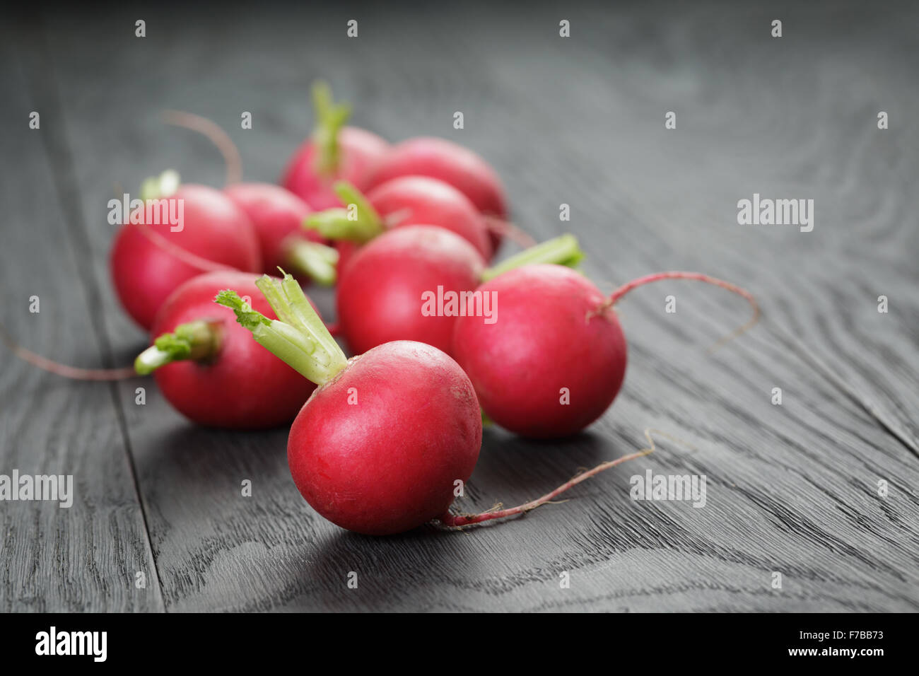 Table Raddish organic radishes on old oak table Stock Photo - Alamy