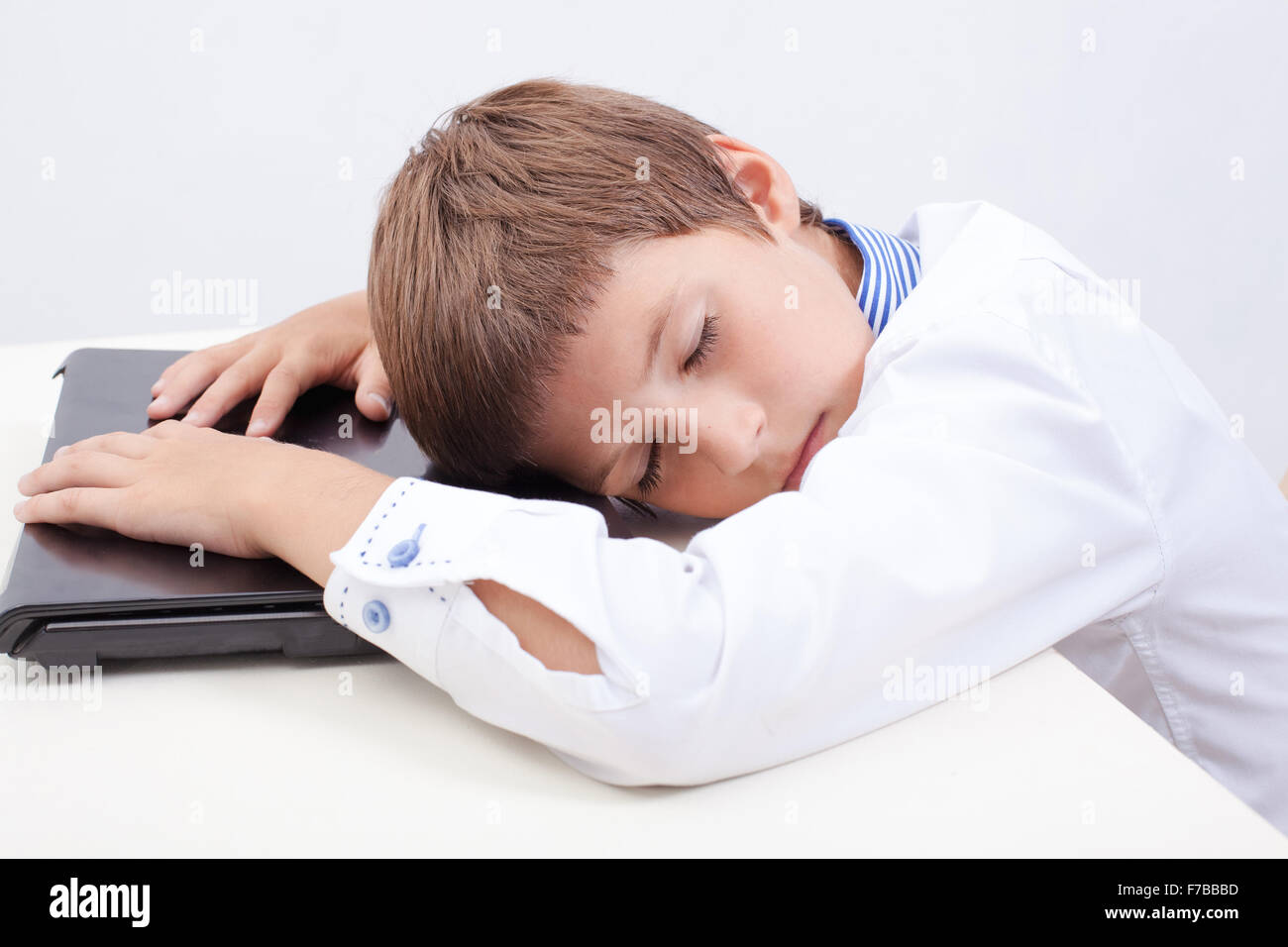 Спящие мальчики 12 лет. Мальчик с уставшим лицом. Tired boy фото. Мальчик лежит с планшетом от первого лица.