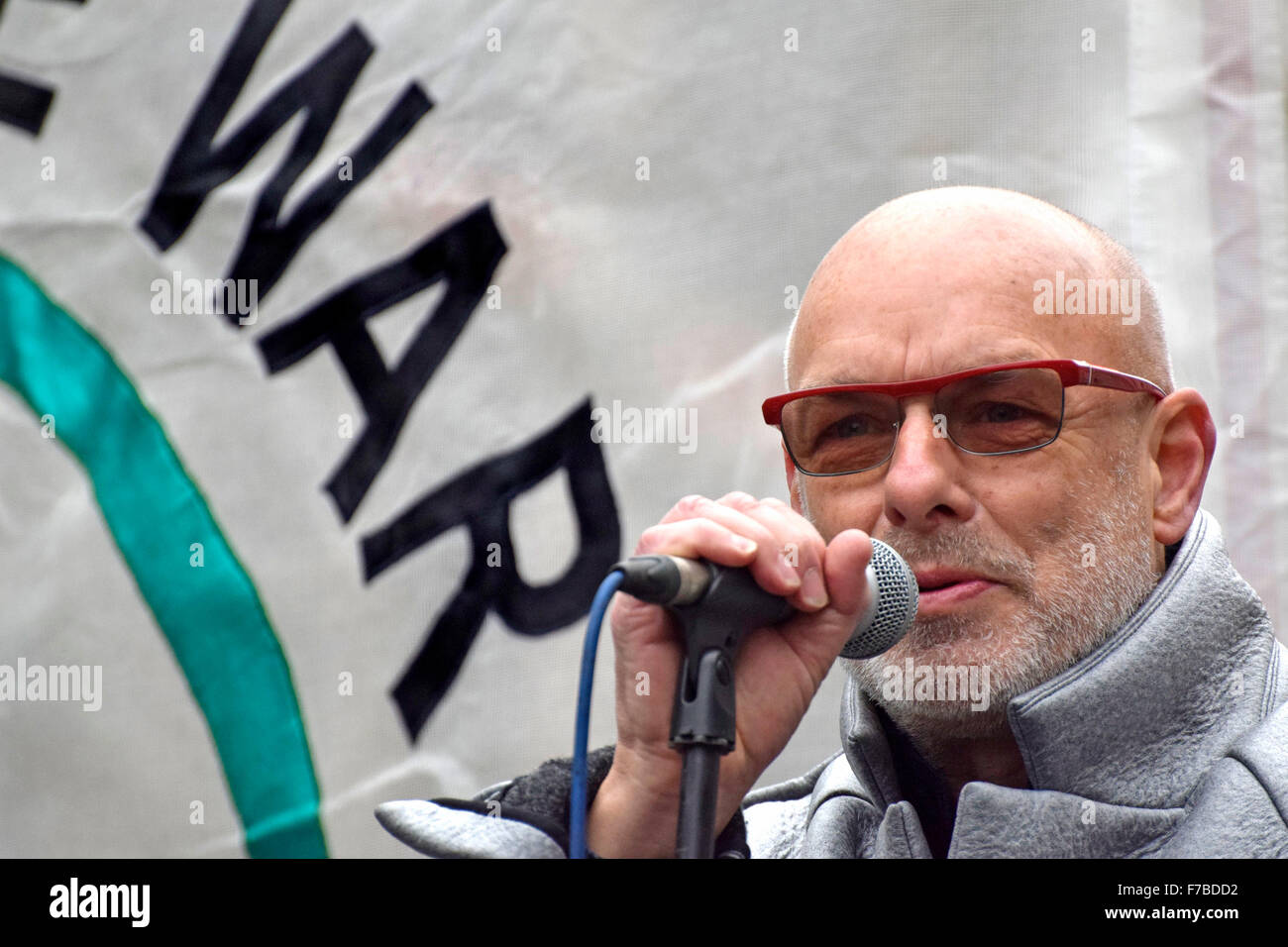 Musician Brian Eno speaking at the Don't Bomb Syria protest outside Downing Street, London, 28th November 2015 Stock Photo