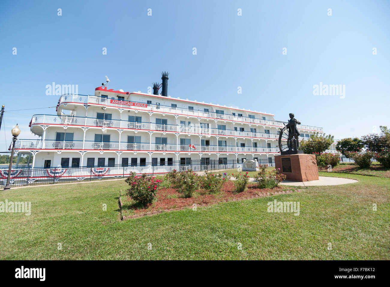 American Eagle  paddlewheel riverboat American Eagle docked by bronze statue of Mark Twain Steamboat Pilot at Hannibal Missouri Stock Photo