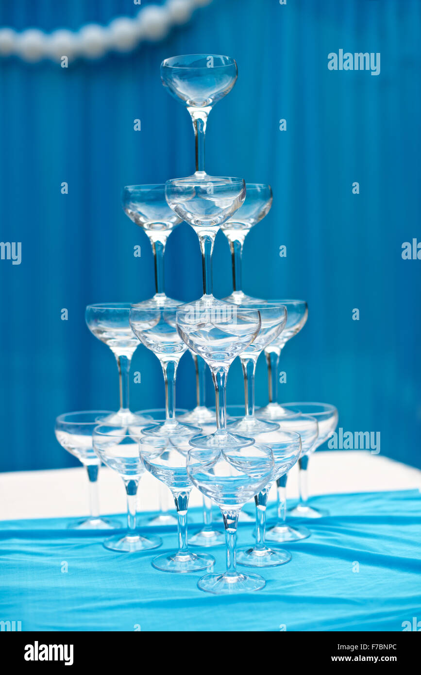 Pyramide De Champagne Glasses Avec De La Vapeur De Glace Carbonique Image  stock - Image du cocktail, festif: 66239021