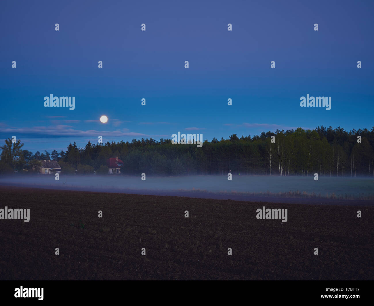 Field fog moon hi-res stock photography and images - Alamy