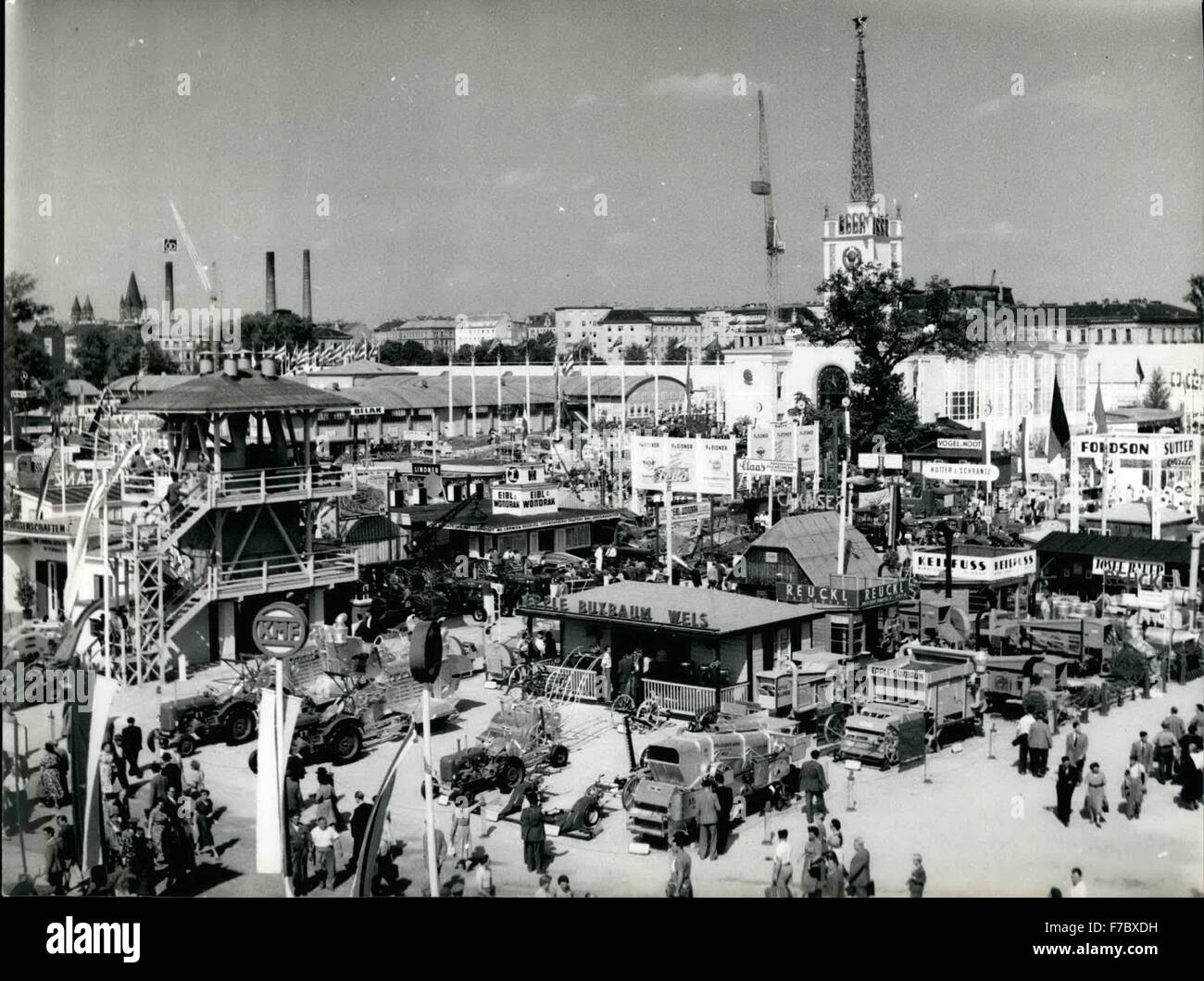1954 - International Autumn Mass 1954 in Vienna which celebrates by this year opening its 60th anniversary, spreads far over the exhibition districts of the Prater. Our picture gives a general view. Keystone Picture of Sept. 13th 54 (Credit Image: © Keystone Pictures USA/ZUMAPRESS.com) Stock Photo