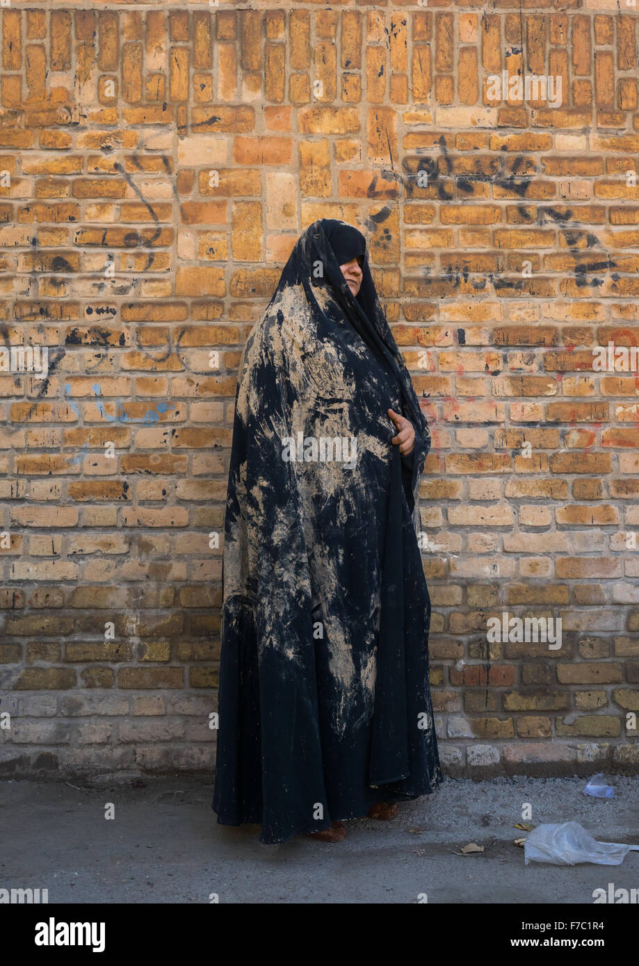 An Elderly Iranian Shiite Woman Covered With Mud During The Chehel Manbar Ceremony One Day Before Ashura, Lorestan Province, Khorramabad, Iran Stock Photo