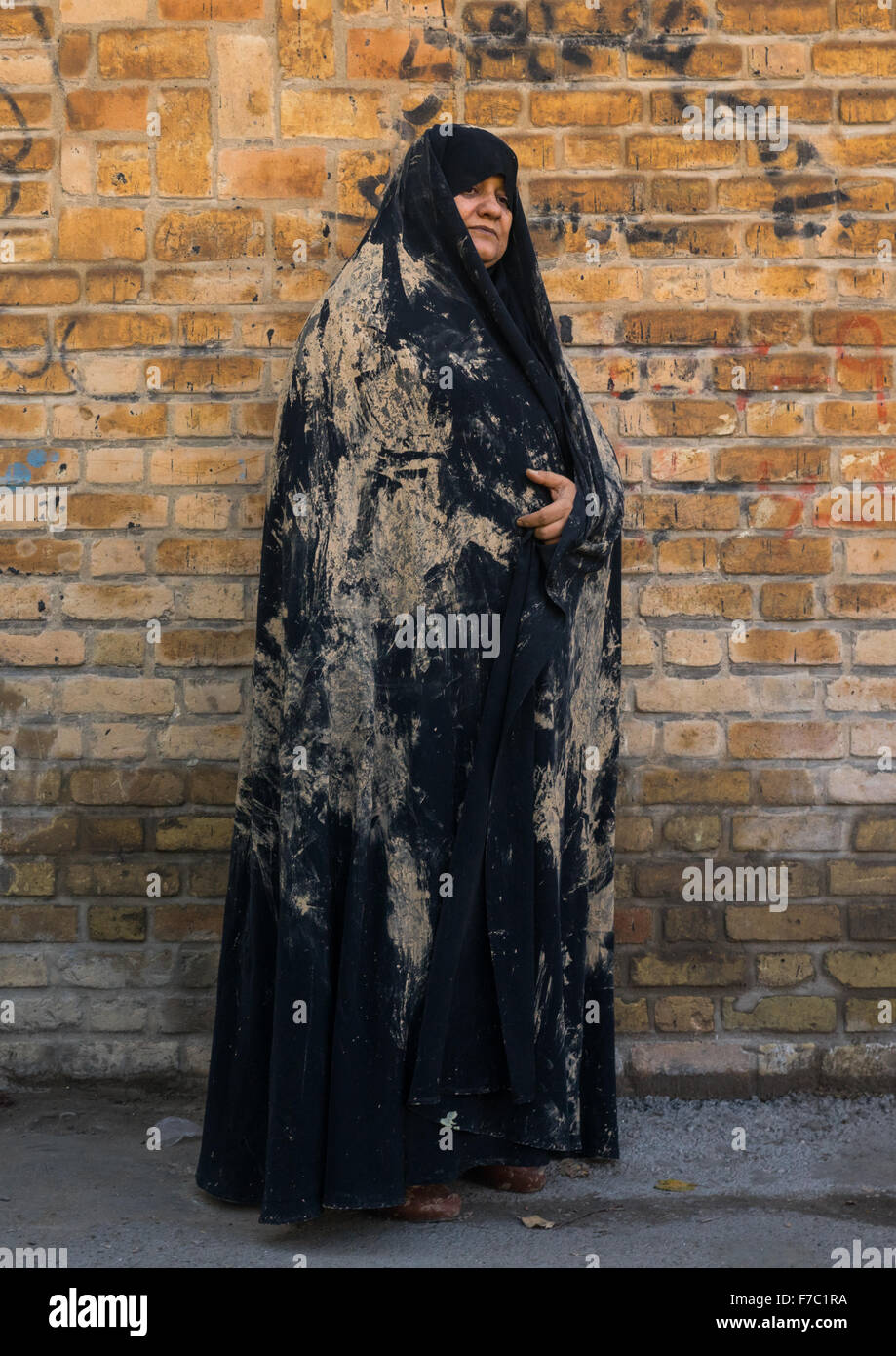 An Elderly Iranian Shiite Woman Covered With Mud During The Chehel Manbar Ceremony One Day Before Ashura, Lorestan Province, Khorramabad, Iran Stock Photo