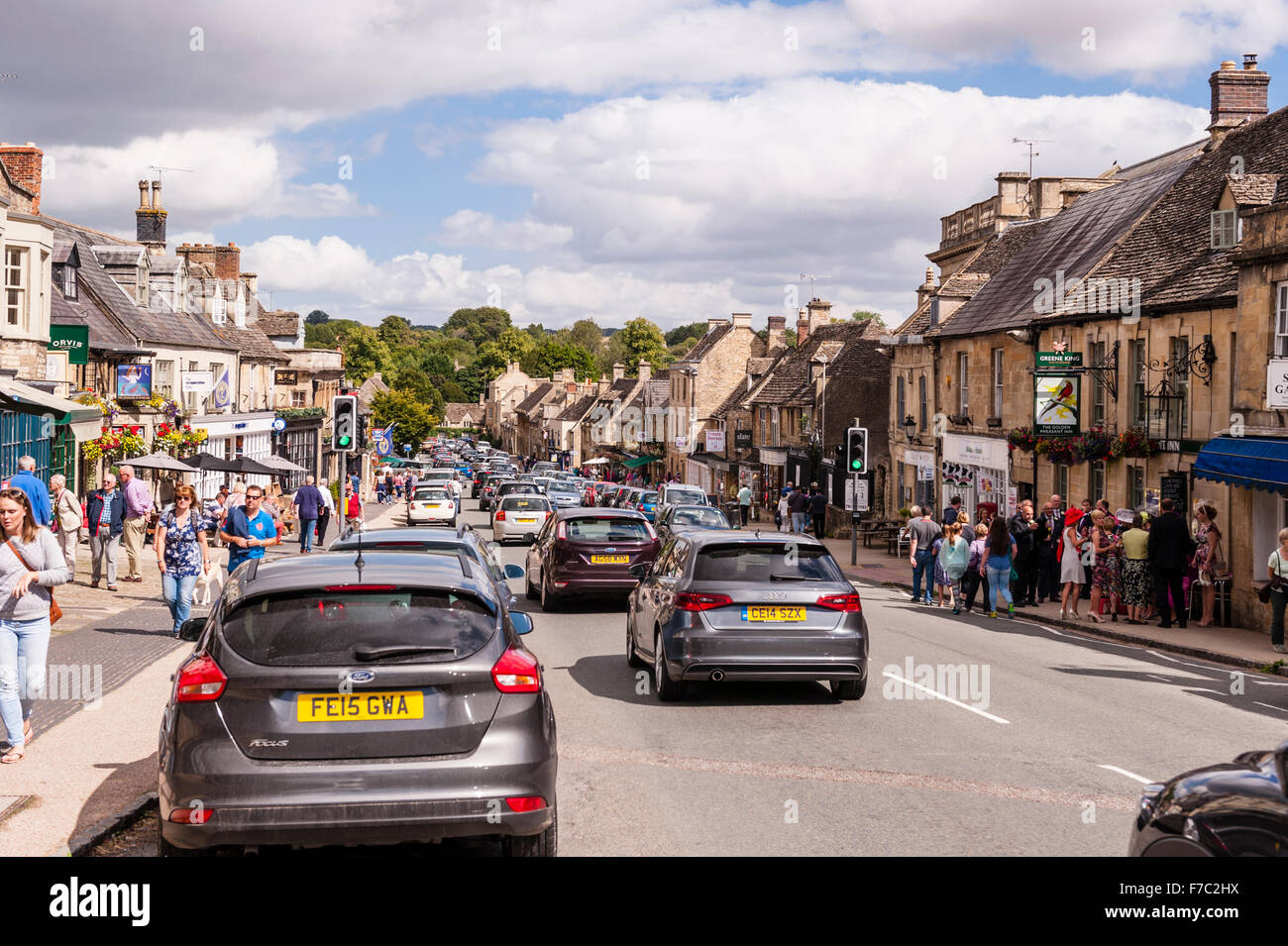 The busy high street at Burford , Oxfordshire , England , Britain , Uk Stock Photo