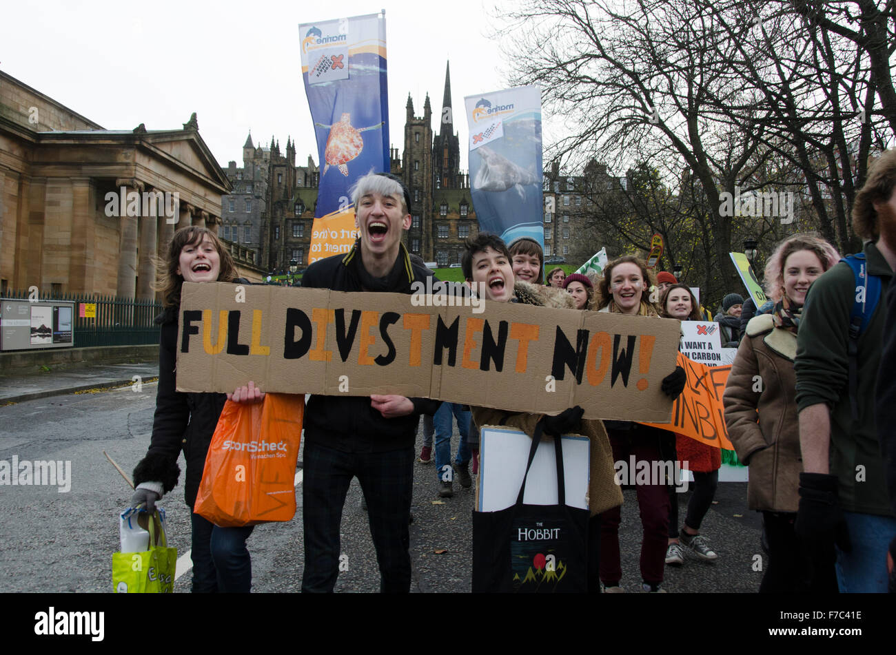 Edinburgh students holding up a ‘FULL DIVESTMENT NOW!’ sign, singing slogans at Scotland's climate march and rally in Edinburgh 28 November 2015 Credit:  ALIKI SAPOUNTZI / aliki image library/Alamy Live News Stock Photo