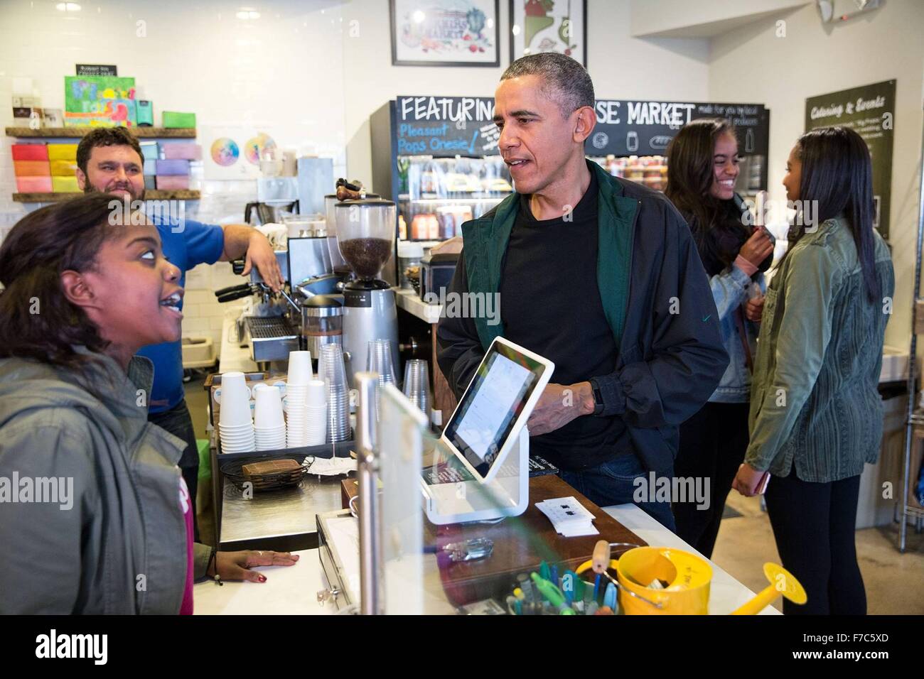 Washington, DC, USA. 28th Nov, 2015. U.S. President Barack Obama orders a treat at Pleasant Pops with daughters Malia and Sasha on Small Business Saturday November 28, 2015 in Washington, DC. Stock Photo