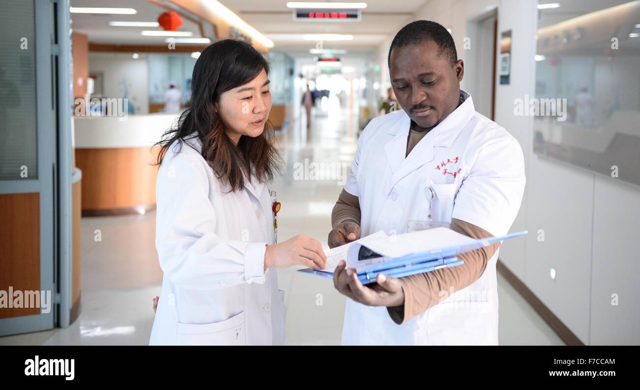 Changchun, China's Jilin Province. 27th Nov, 2015. Ramazani Nashiri (R), a medical student from Burundi, talks with his PhD Supervisor at the First Hospital of Jilin University in Changchun, capital of northeast China's Jilin Province, Nov. 27, 2015. Nashiri, 40, has lived in China for nine years to study gynecology and obstetrics. He now is a PhD student at the Norman Bethune Health Science Center of Jilin University. A total of 528 foreign students studied medicine at the center, most of whom come from Asia and African nations. © Wang Haofei/Xinhua/Alamy Live News Stock Photo