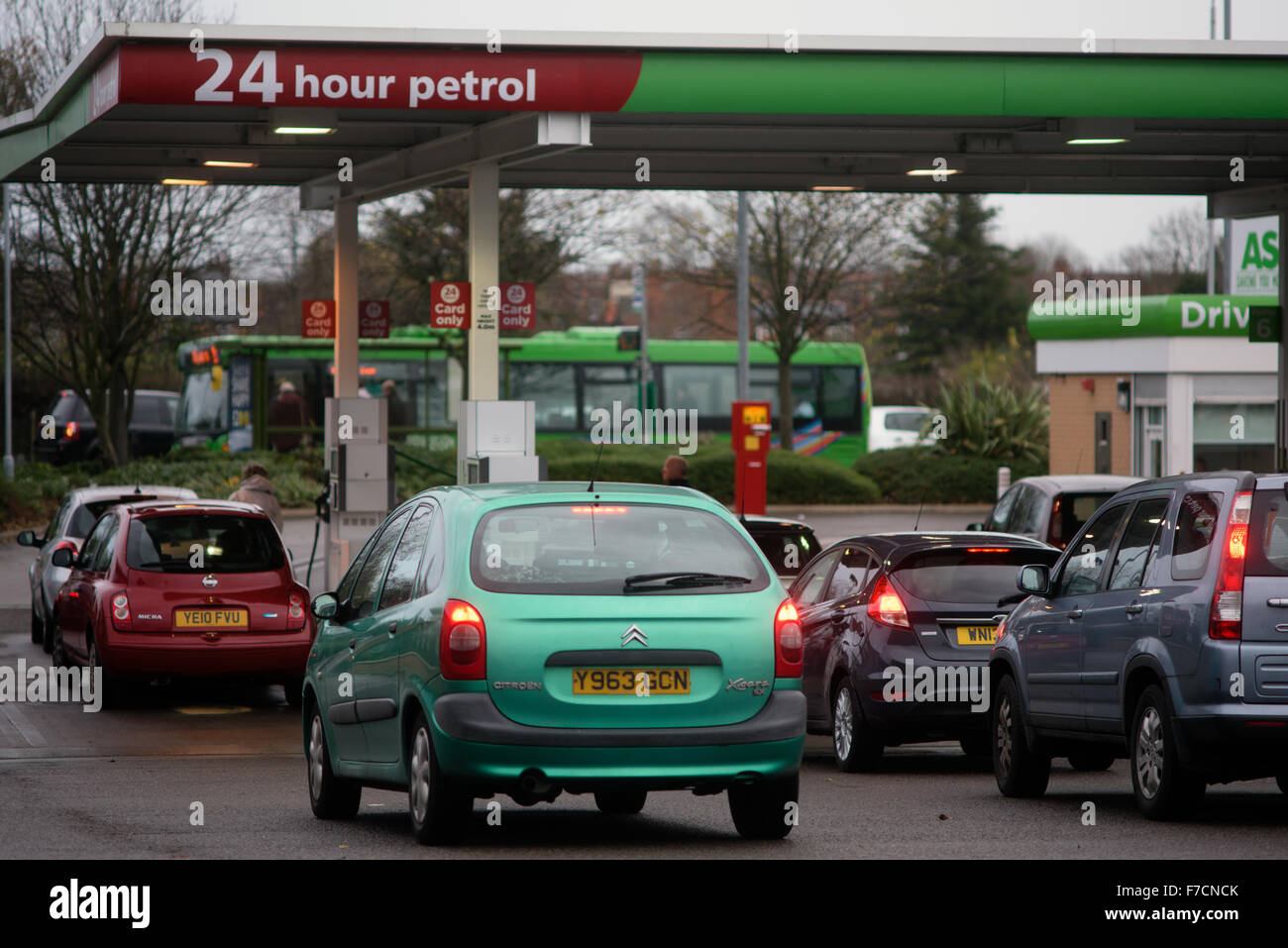 West Bridgeford, Nottinghamshire, UK. 29th November, 2015. Motorist rush to fill their  vehicles with fuel on the last day of Asda price-drop fuel prices ,Unlead at 99.7 and diesel 103.7 per litre .Some runing dry just short of forecourt . Credit:  Ian Francis/Alamy Live News Stock Photo