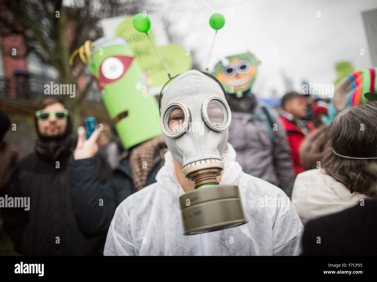 Frankfurt, Germany. 29th Nov, 2015. A woman wears a gas mask during a rally of climate activists ahead of the United Nations Climate Change Conference to be held in Paris, France, from 30 November to 11 December 2015, in Frankfurt am Main, Germany, 29 November 2015. Credit:  dpa picture alliance/Alamy Live News Stock Photo