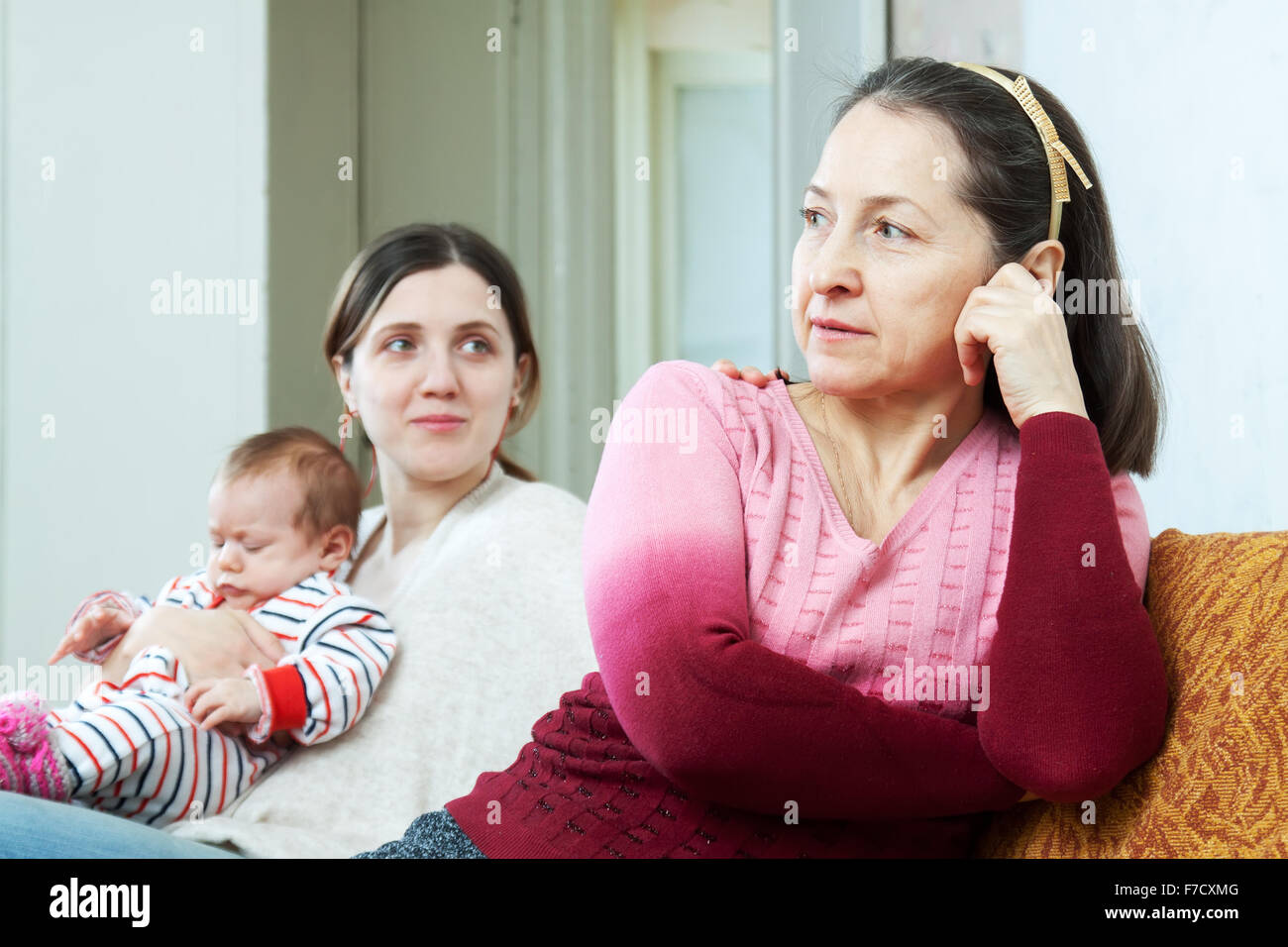 Ссора с родителями. Взрослая дочь. Конфликт матери и дочери. Sensitive girl. Ребенок просит маму.