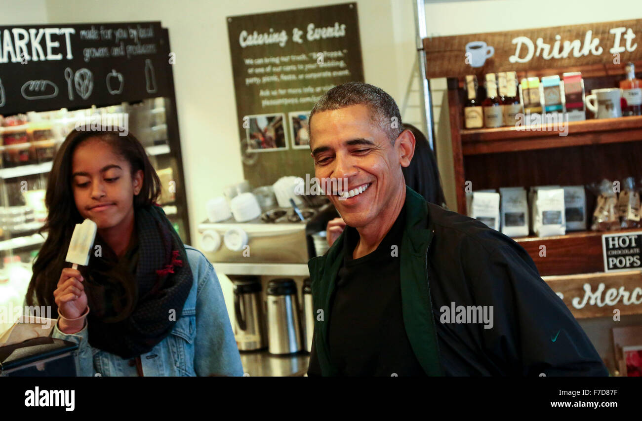 Washington, DC. 28th Nov, 2015. United States President Barack Obama buys ice cream popsicles for his daughters, Malia (L) and Sasha (unseen) at Pleasant Pops Farmhouse Market and Cafe in Northwest Washington, DC in support of Small Business Saturday, on November 28, 2015, in Washington, DC. Credit: Aude Guerrucci/Pool via CNP - NO WIRE SERVICE - © dpa/Alamy Live News Stock Photo