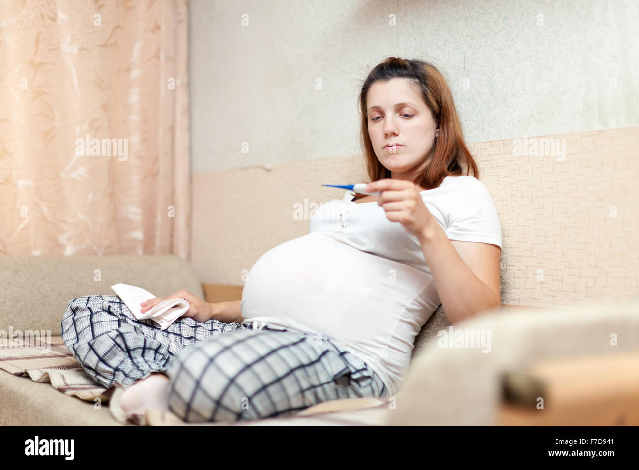 Беременность 3 5 года. Поздняя беременность. Беременные женщины сидят. Фотосессии беременных на поздних сроках.