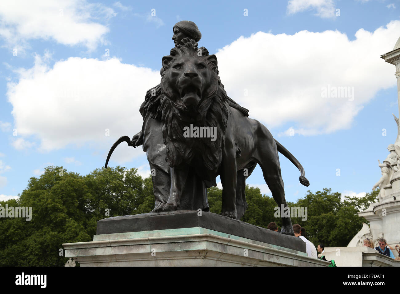 Lion statue in front of Buckingham Palace Stock Photo Alamy
