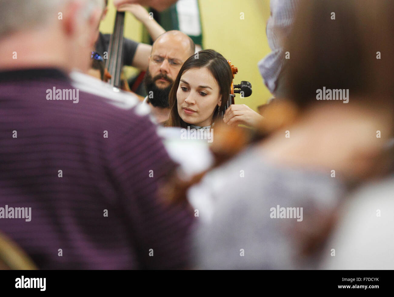 Cello players in an orchestral rehearsal. Cellist Stock Photo Alamy