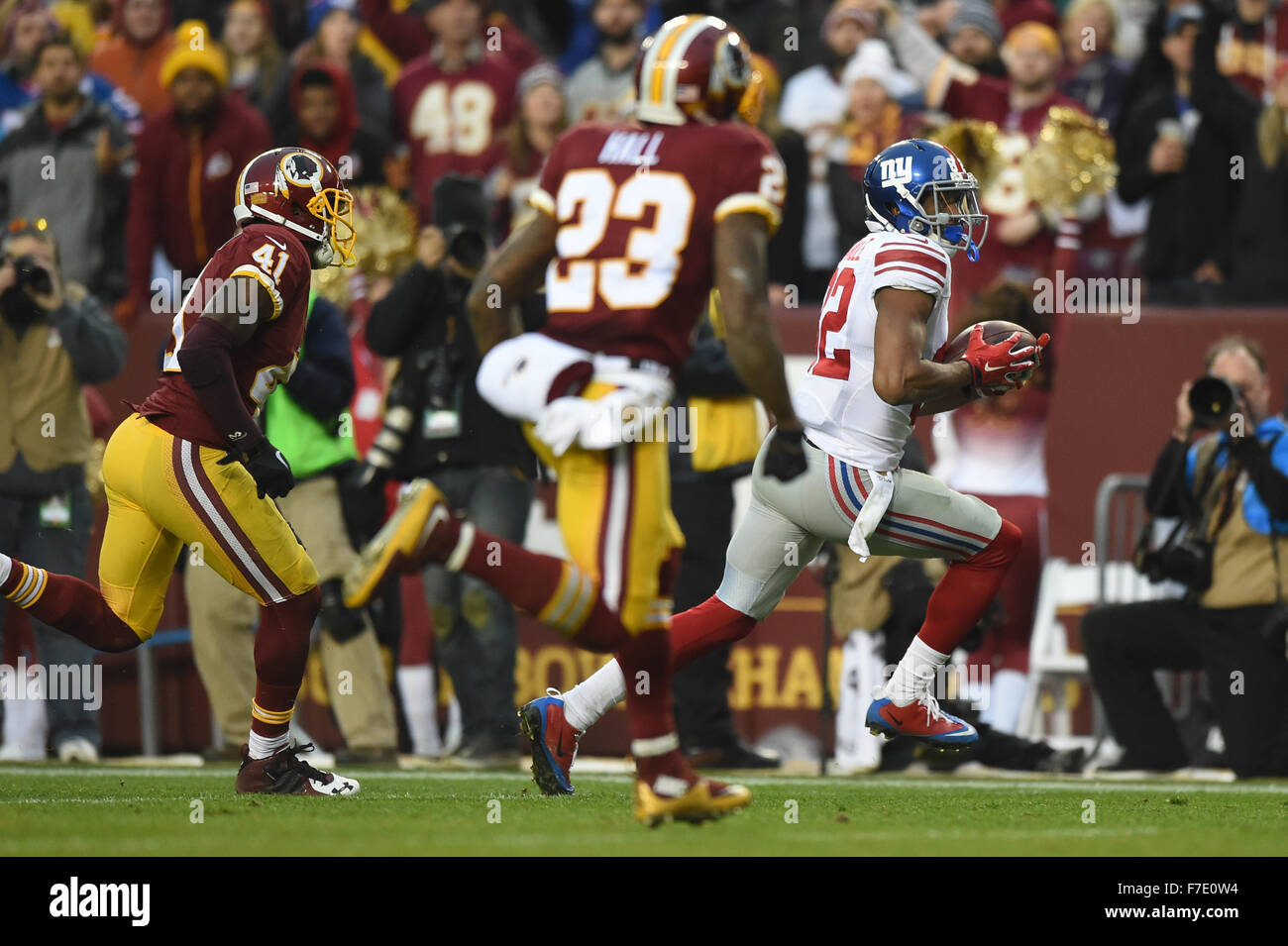 Landover, Maryland, USA. 29th November, 2015. New York Giants wide receiver Rueben Randle (82) rushes for a touch down after a reception during the matchup between the New York Giants and the Washington Redskins at FedEx Field in Landover, MD. The Redskins held a first half, shutout lead to win 14-20. Credit:  Cal Sport Media/Alamy Live News Stock Photo