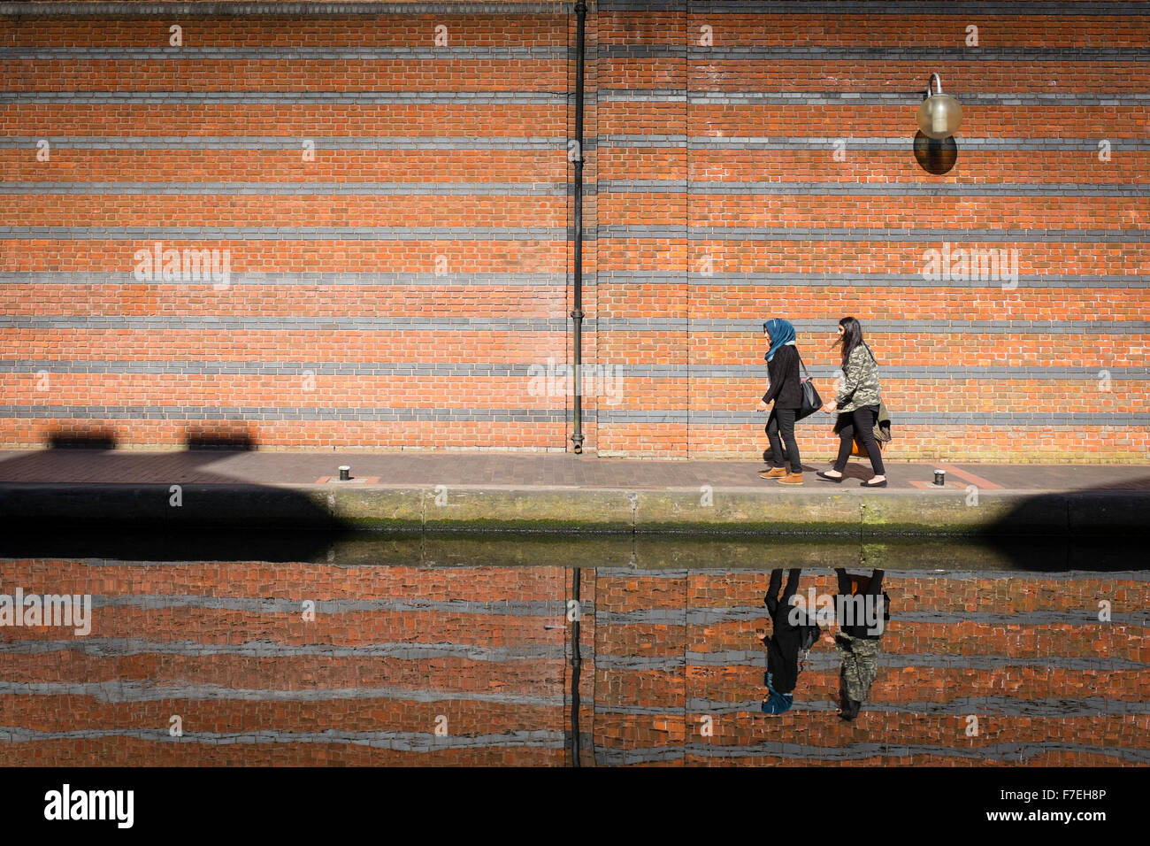 Two girls side by side hi-res stock photography and images - Alamy