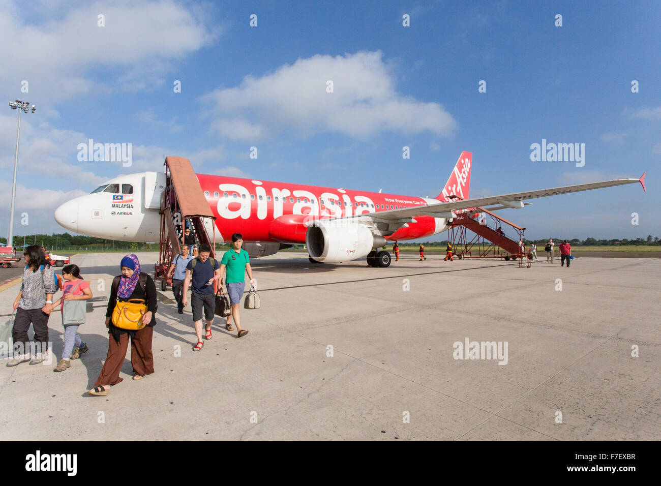 Passengers disembarking from Air Asia Airbus A320 on the tarmac at Kuala Lumpur International Airport 2 (KLIA2). Aircraft regist Stock Photo