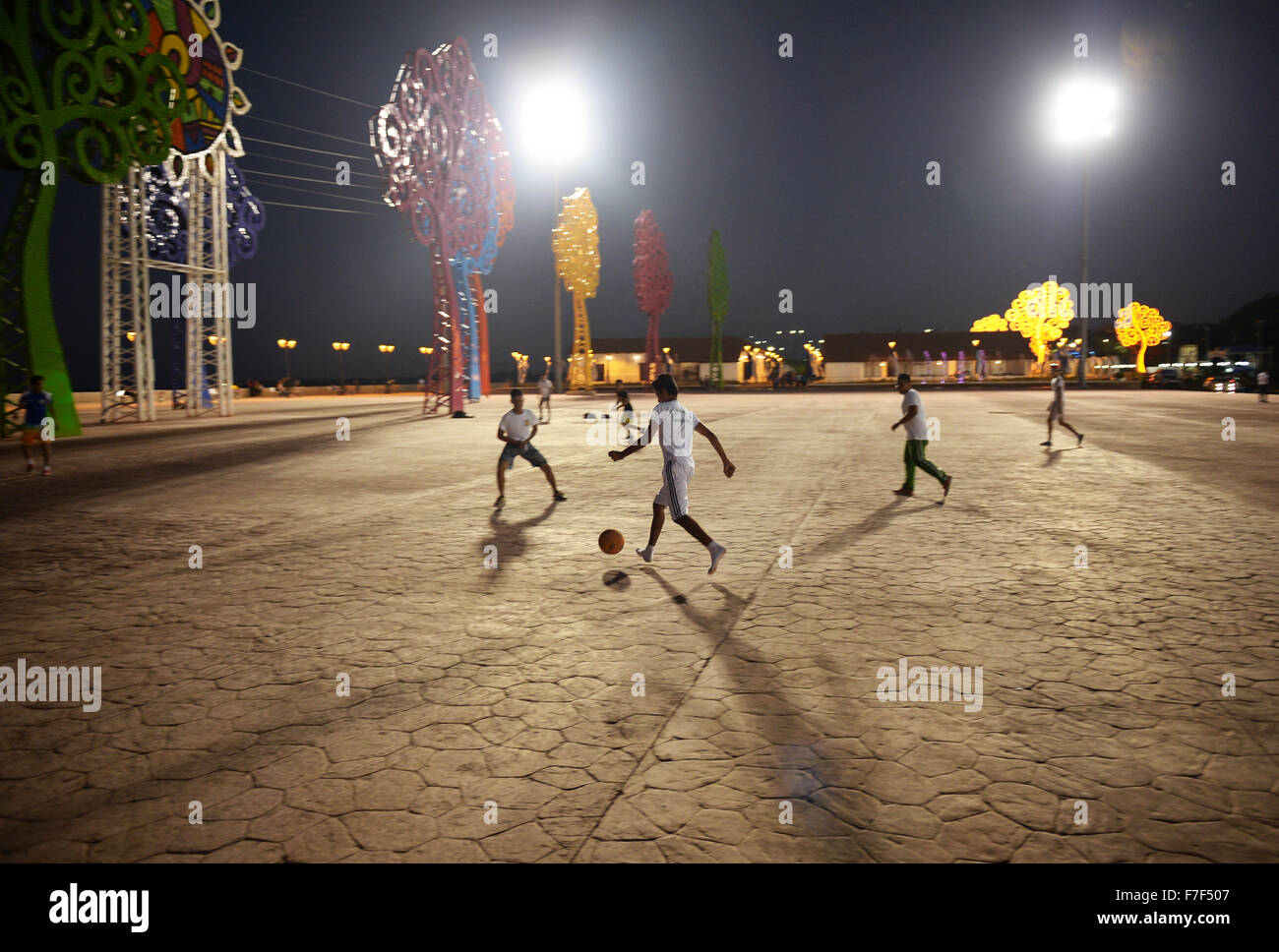 Youths play around of soccer on the El Malecon promenade at the Port Salvador Allende in Managua, Nicaragua, 27 November 2015.  Photo: Jens Kalaene/dpa Stock Photo