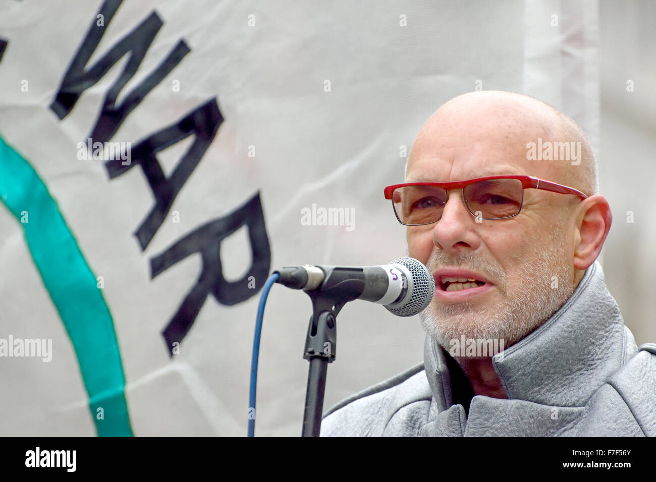 Musician Brian Eno speaking at the Don't Bomb Syria protest outside Downing Street, London, 28th November 2015 Stock Photo