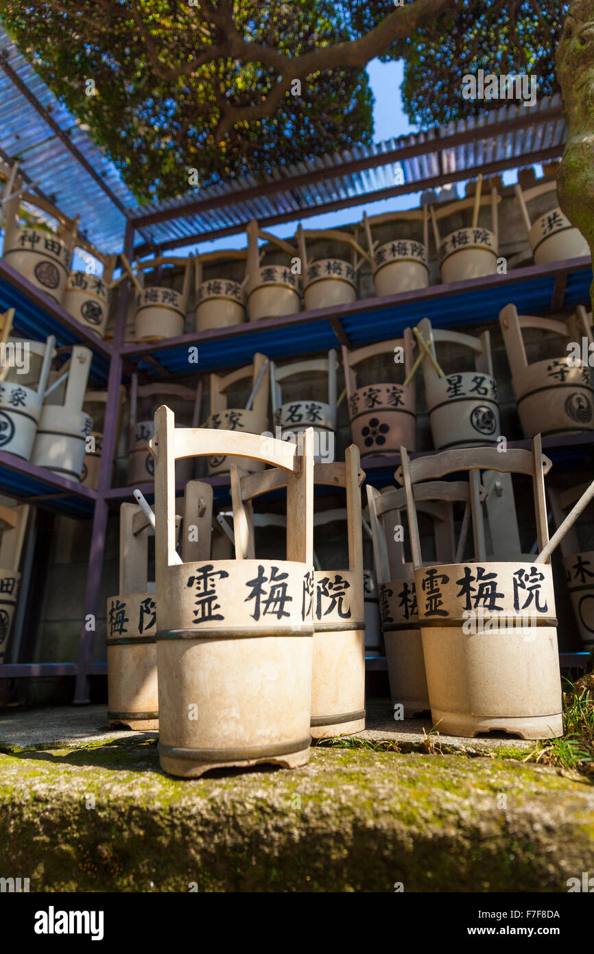 Japanese wooden buckets hi-res stock photography and images - Alamy