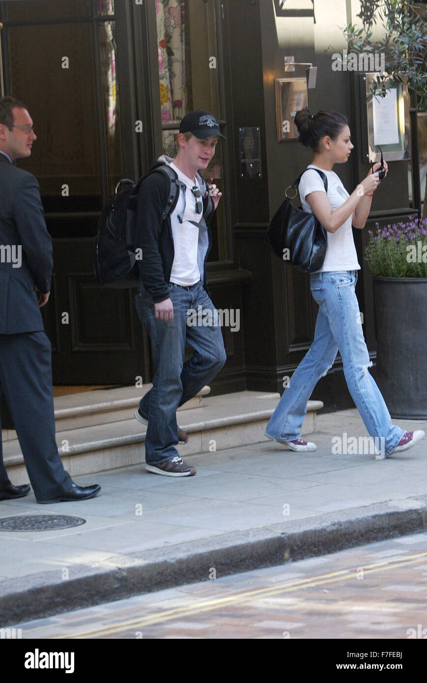 Macaulay Culkin and Girl leaving London Hotel 2006 (credit image©Jack Ludlam) Stock Photo