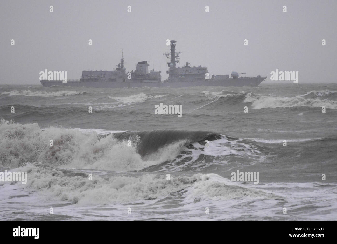 UK Weather River Mersey 30.11.15.HMS Sutherland of the British Royal Navy. Sails out of Liverpool during Storm Clodagh Credit:  ALAN EDWARDS/Alamy Live News Stock Photo