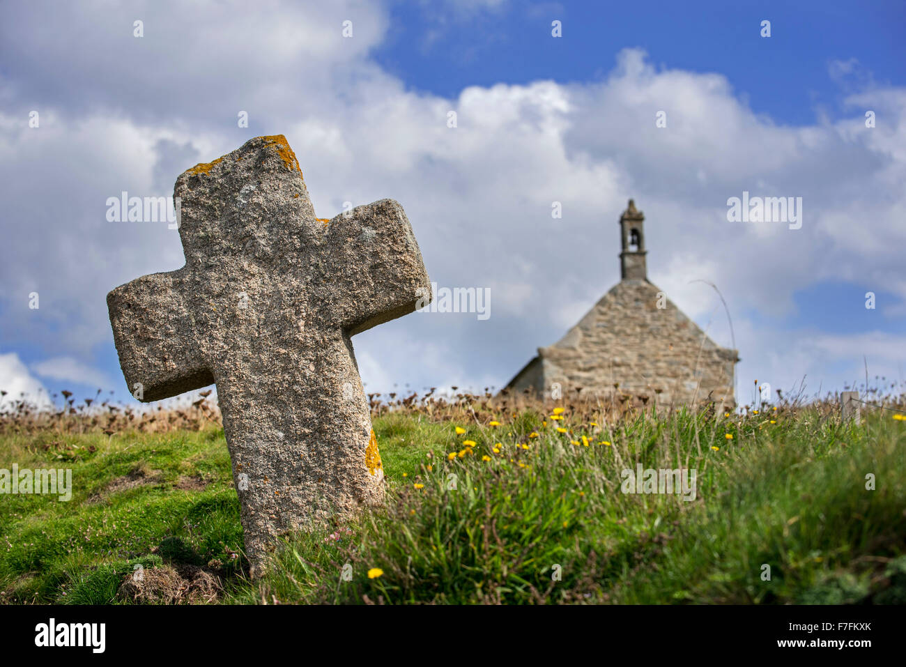 Stone cross and the Saint-Samson chapel, Landunvez, Finistère, Brittany, France Stock Photo