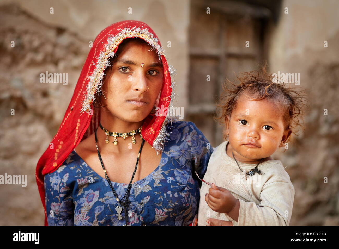Portrait of young india woman and her small baby child, Mandawa, India Stock Photo