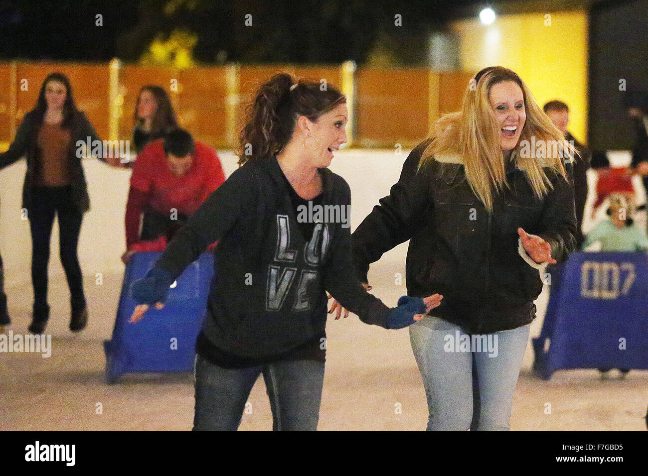 https://c8.alamy.com/comp/F7GBD5/napa-ca-usa-27th-nov-2015-niki-saad-left-and-amie-fowler-skate-together-F7GBD5.jpg