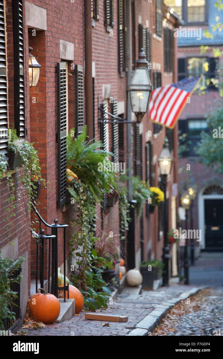Autumn on iconic Acorn Street in the historic neighborhood of Beacon Hill, Boston, Massachusetts Stock Photo