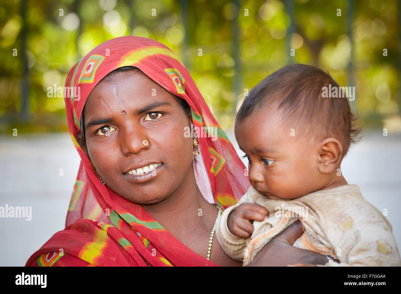 Portrait of a young india woman with her child, Udaipur, Rajasthan, India Stock Photo