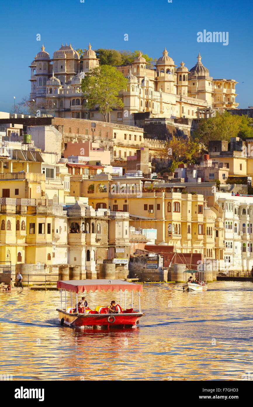 Udaipur - view from the Lake Pichola towards the City Palace of Udaipur, Rajasthan, India Stock Photo