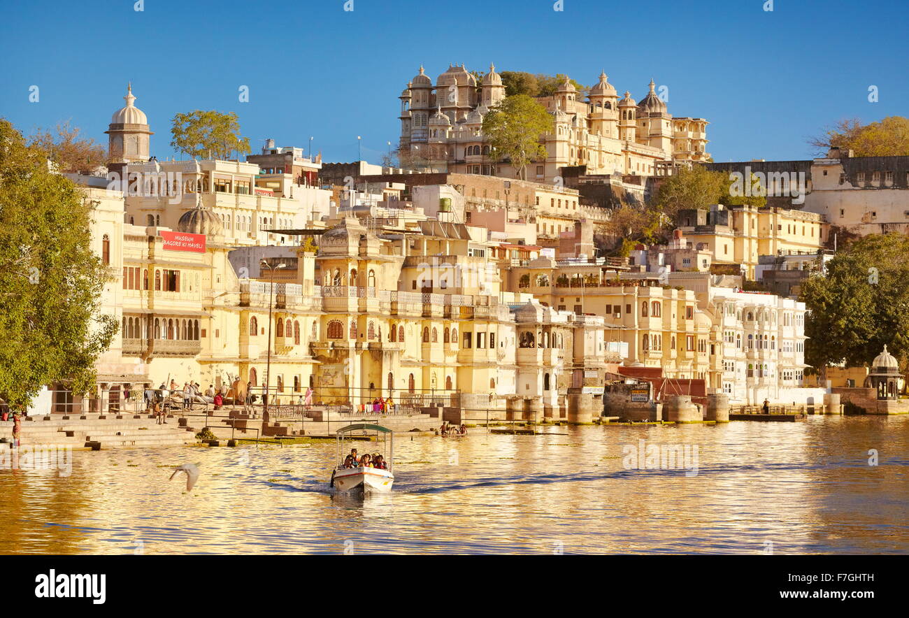 Udaipur - view from the Lake Pichola towards the City Palace of Udaipur, Rajasthan, India Stock Photo