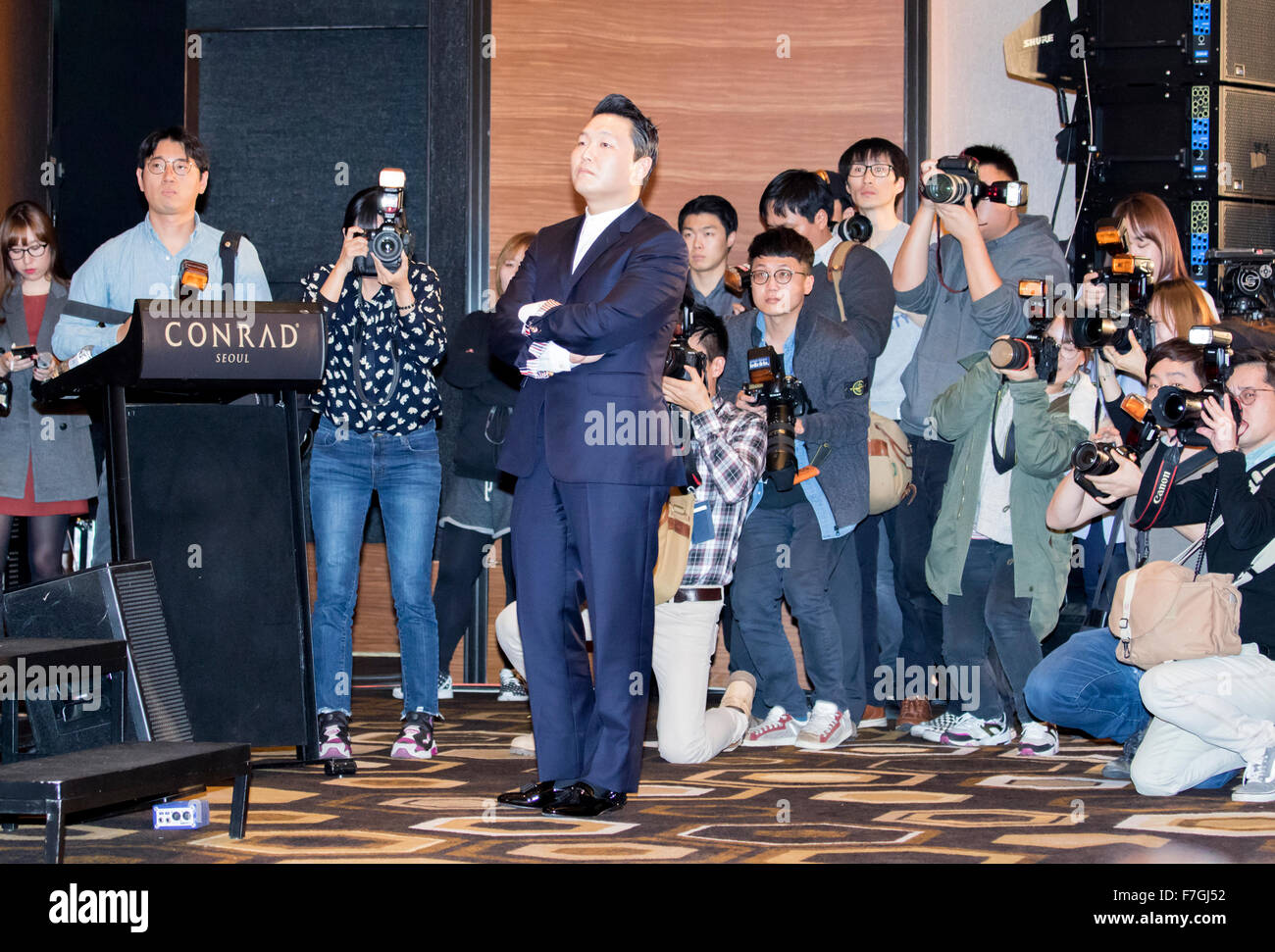 Psy, Nov 30, 2015 : South Korean singer Psy (C) looks his new music videos played on a screen during a press conference about his new 7th album in Seoul, South Korea. Psy's 7th album has nine tracks with two leading tunes, "Napal Baji (Bellbottoms)" and "Daddy". International artists such as will.i.am, Ed Sheeran and Zion T are featured as guest performers in the album. © Lee Jae-Won/AFLO/Alamy Live News Stock Photo