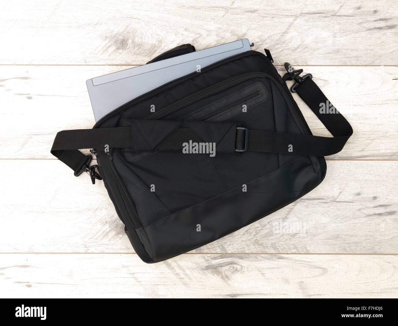 Studio photo laptop shoulder bag hi-res stock photography and images ...