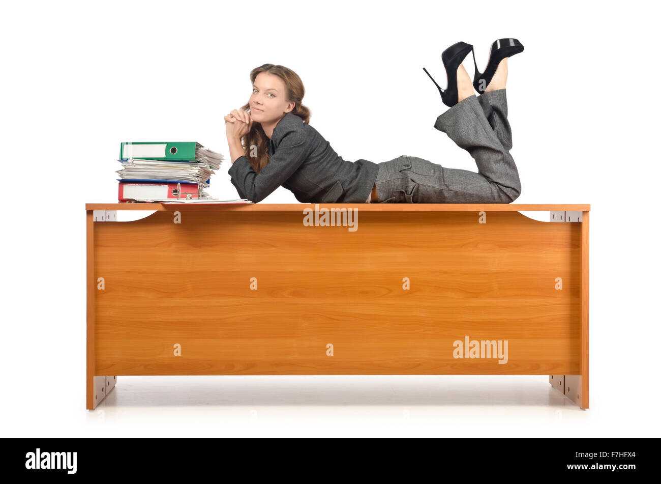 лежащий на столе на английском. школьник лежит на столе. девушка лежит на столе головой. спящий человек на парте. человек лежит на столе.