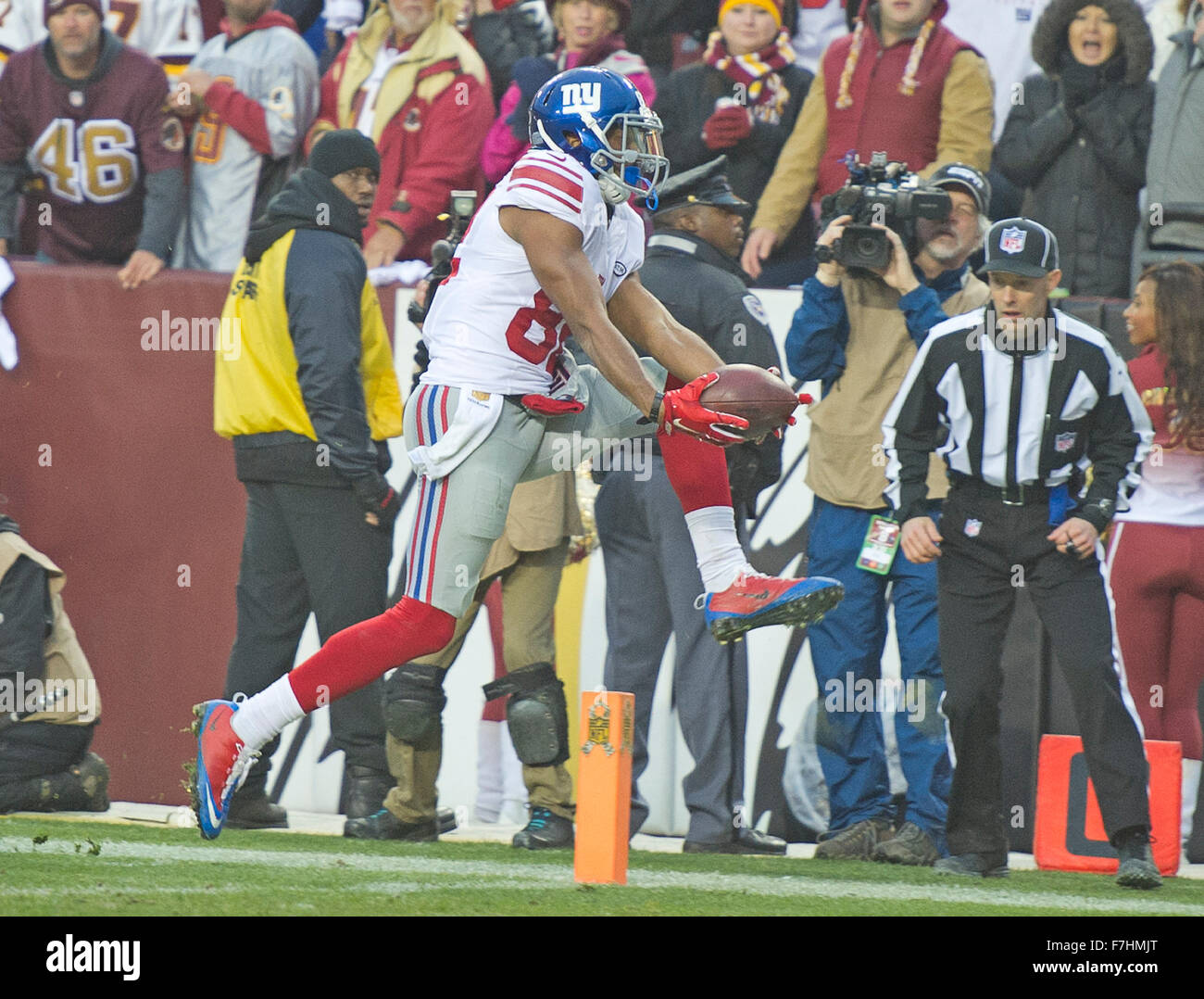 New York Giants wide receiver Rueben Randle (82) catches an Eli Manning pass for a touchdown in the fourth quarter against the Washington Redskins at FedEx Field in Landover, Maryland on Sunday, November 29, 2015. The Redskins won the game 20-14. Credit: Ron Sachs / CNP (RESTRICTION: NO New York or New Jersey Newspapers or newspapers within a 75 mile radius of New York City)   - NO WIRE SERVICE - Stock Photo