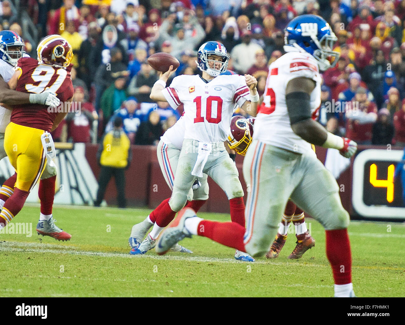 New York Giants quarterback Eli Manning (10) passes to wide receiver Rueben Randle for a touchdown in the fourth quarter against the Washington Redskins at FedEx Field in Landover, Maryland on Sunday, November 29, 2015. The Redskins won the game 20-14. Credit: Ron Sachs / CNP (RESTRICTION: NO New York or New Jersey Newspapers or newspapers within a 75 mile radius of New York City)   - NO WIRE SERVICE - Stock Photo