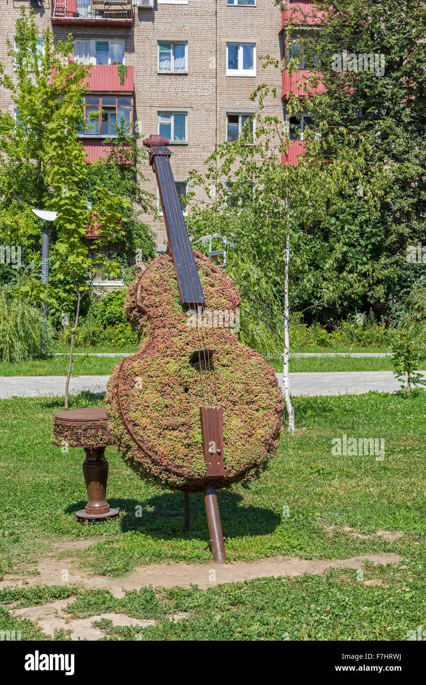 green topiary statue of a bass viol Stock Photo